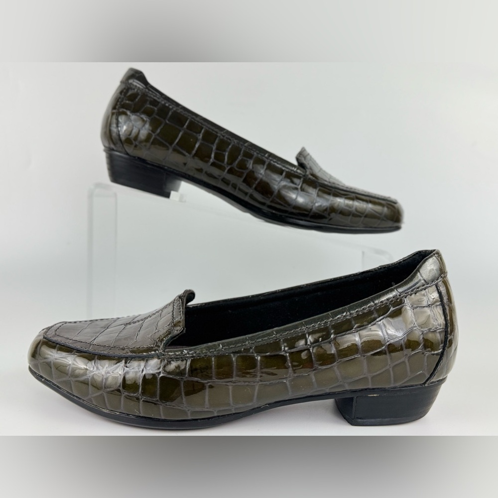 Clark’s Women's Size 6.5XW Green Crocodile Pattern Slip-on Loafers